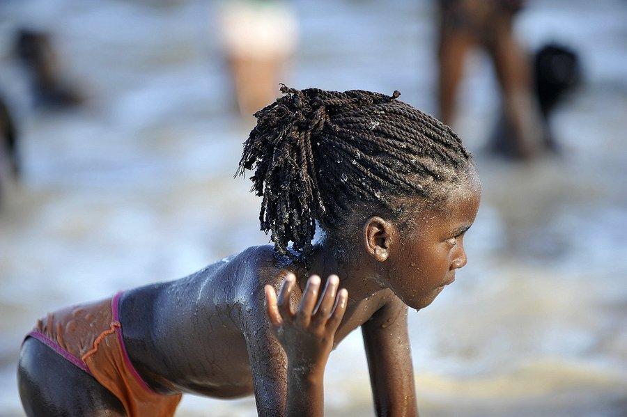 肯尼亚_社会|肯尼亚12岁女孩一月被嫁两次，父亲：换回四头母牛，全家有活的希望，值了