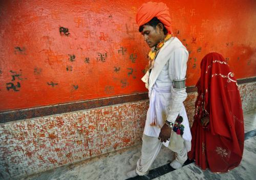 肯尼亚_社会|肯尼亚12岁女孩一月被嫁两次，父亲：换回四头母牛，全家有活的希望，值了