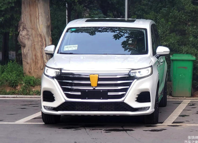 荣威im8实车再度曝光两种前脸设计又玩高低配策略