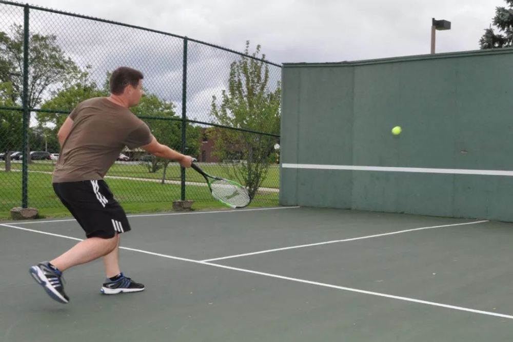 网球爱好者如何高效率的打墙