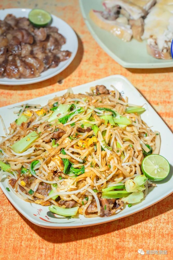 「炒河粉」清晨六点,天色尚暗,很多人还在被窝中呼呼大睡,这家店就