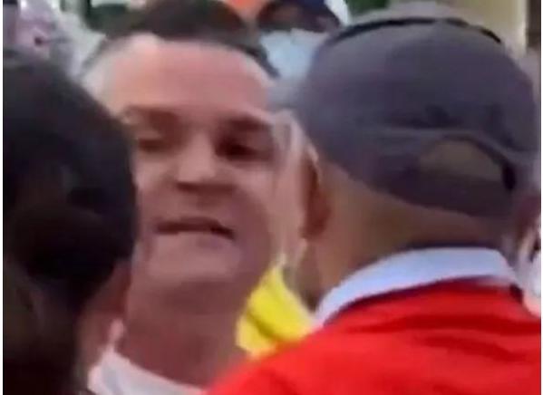 超市|大快人心！辱骂华人员工是垃圾，白人男子被2400家超市禁止入内