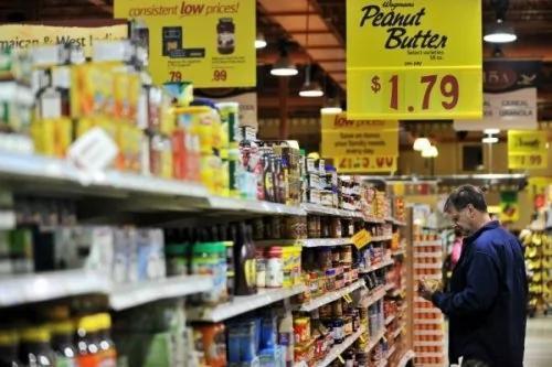 超市|大快人心！辱骂华人员工是垃圾，白人男子被2400家超市禁止入内