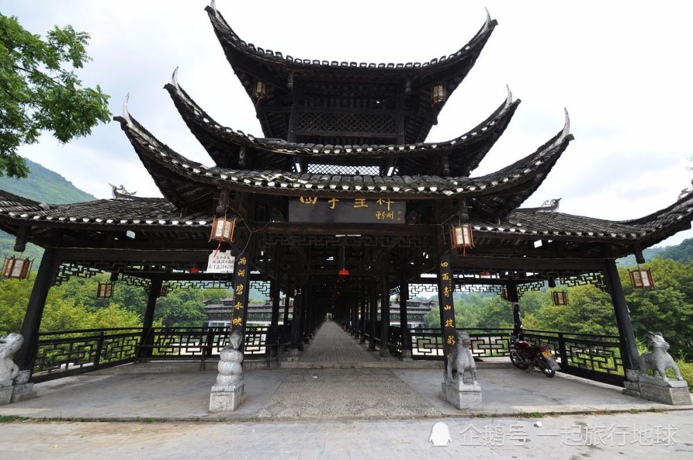 惹巴拉景区位于龙山县苗儿滩镇的洗车河与靛房河交汇处,距离龙山县城