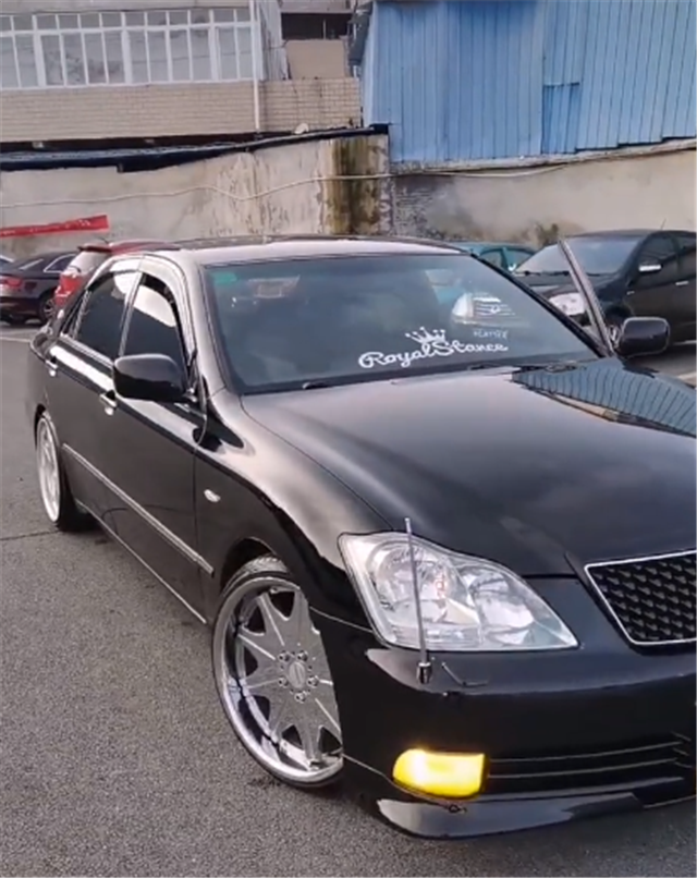 38万丰田皇冠改"枫叶轮毂",还挂888牌,牌就值5位数,上街拉风_腾讯新闻