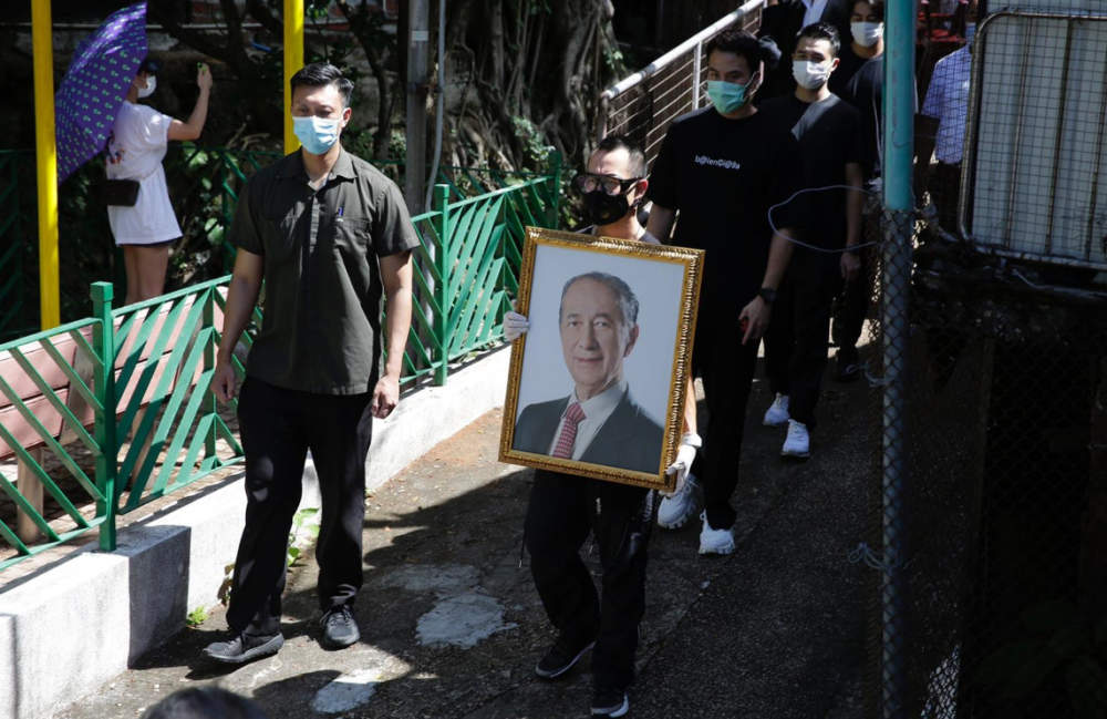 直击赌王移灵东华义庄冷库暂存何猷龙捧遗照十人抬棺气势恢宏