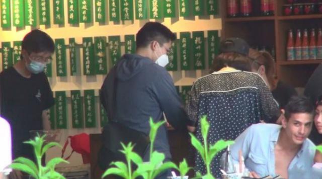 霍启刚夫妇入住新豪宅 小女儿正脸首曝光 肉嘟嘟脸蛋呆萌可爱 腾讯新闻