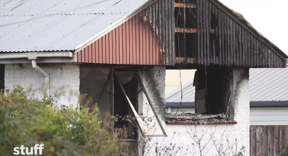 德斯·库克|英国8岁小哥哥为救9个月的妹妹，返回火场，不幸丧生