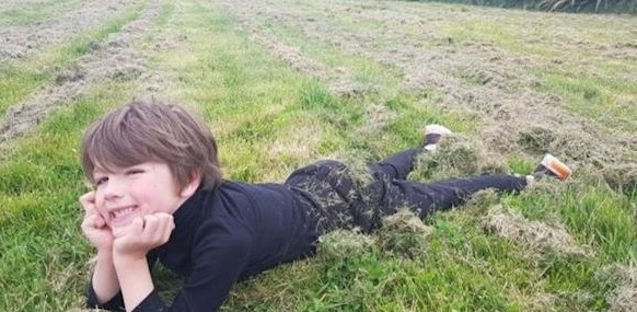 德斯·库克|英国8岁小哥哥为救9个月的妹妹，返回火场，不幸丧生