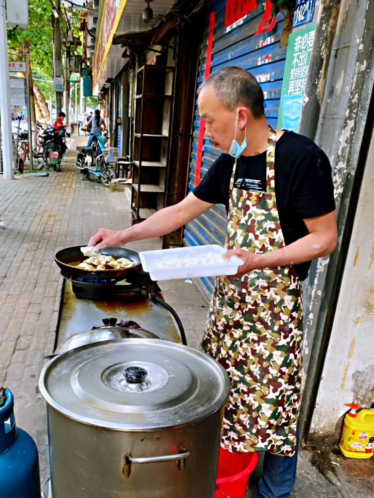 民主一街上的 锅贴大王 一锅金灿灿的锅贴飘香汉口年 腾讯新闻