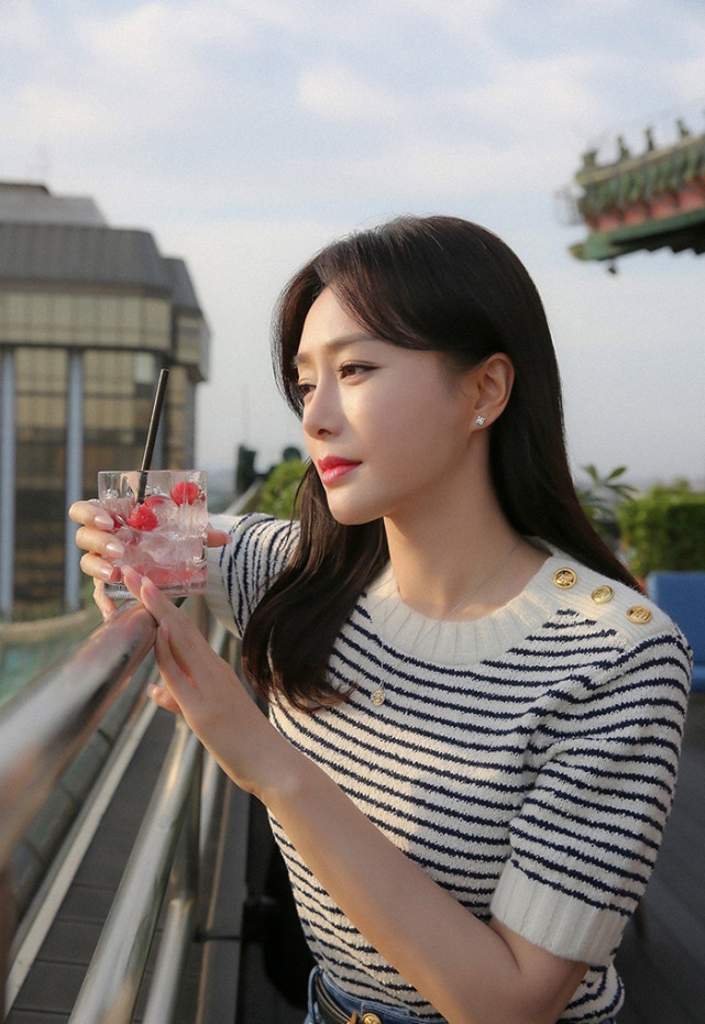 41岁秦岚晒生日照,妆容清透蕾丝裙朦胧微透,冻龄女神看着心动