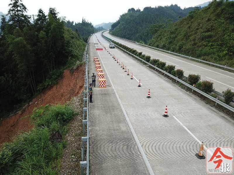 司机朋友注意柳州这一段高速公路发生两处路基塌方险情