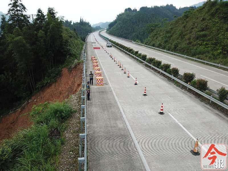 另一处水毁路基塌方现场 在s31三北高速公路三柳段柳州往三江方向k43