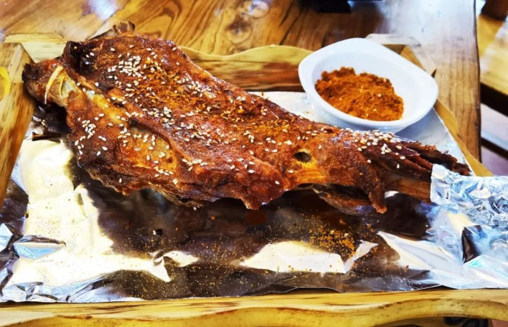 烤羊腿最具内蒙古特色的美食肉质酥烂,味道香醇深受肉食者喜爱羊头捣