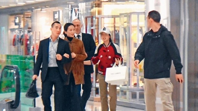 何猷启|赌王三房儿子何猷启结婚两年与妻子貌合神离，十指紧扣新女友另筑爱巢