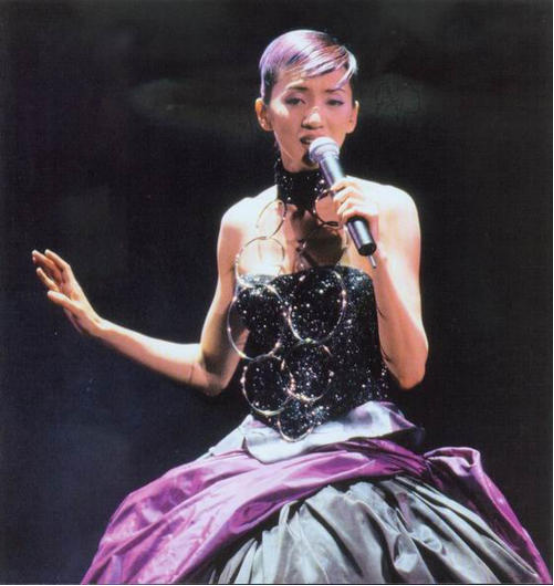 1992年,梅艳芳在歌厅被人扇嘴巴,当晚打人者被砍29刀不治归西