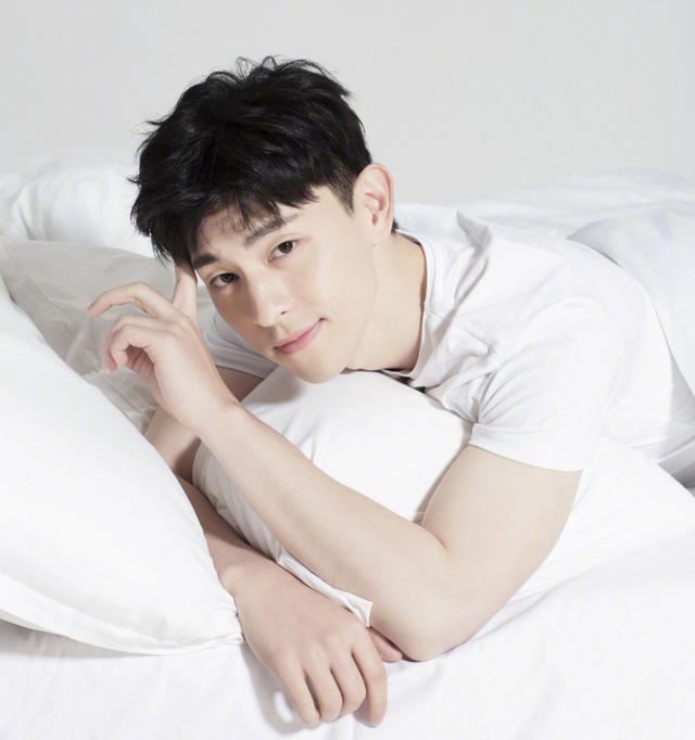 邓伦|邓伦敬业人设崩了？为拍戏断水三天上热搜被怼，网友讽刺医学奇迹