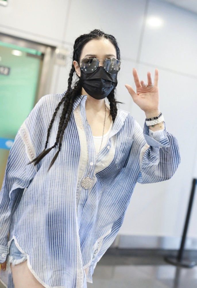 钟丽缇|钟丽缇张伦硕走机场，50岁钟丽缇戴墨镜扎麻花辫，减龄感十足