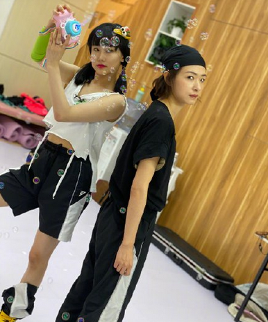 黄龄被万茜选到,称自己开心到模糊,自组cp为"黄金万两"