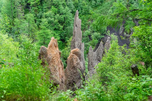 它是“火山天然熔岩盆景园”，它叫锦江大峡谷