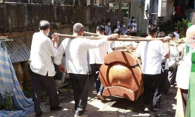价值八百万的金丝楠木棺材一出现就令人非常震撼,被八个人抬着十分