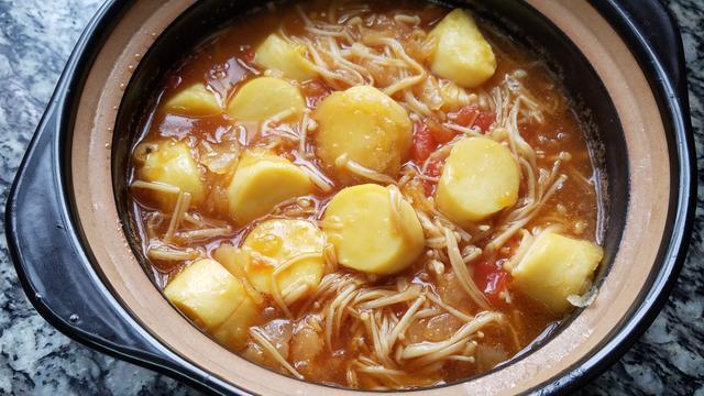教你做鸡蛋豆腐煲 出锅香味四溢 营养解馋 比吃肉还香 鸡蛋豆腐 西红柿 金针菇 豆腐 豆腐煲