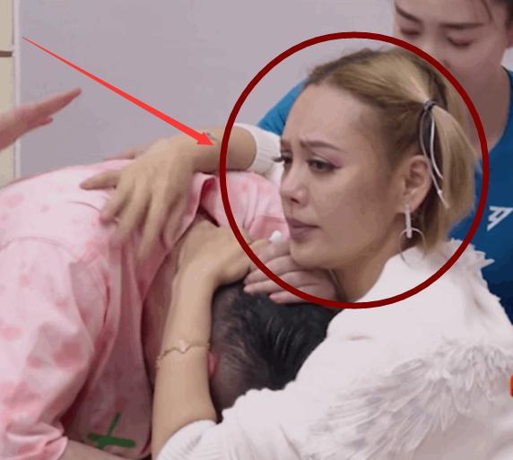 别的综艺都是选手哭浪姐导师哭姐姐哄看宁静表情笑懵了