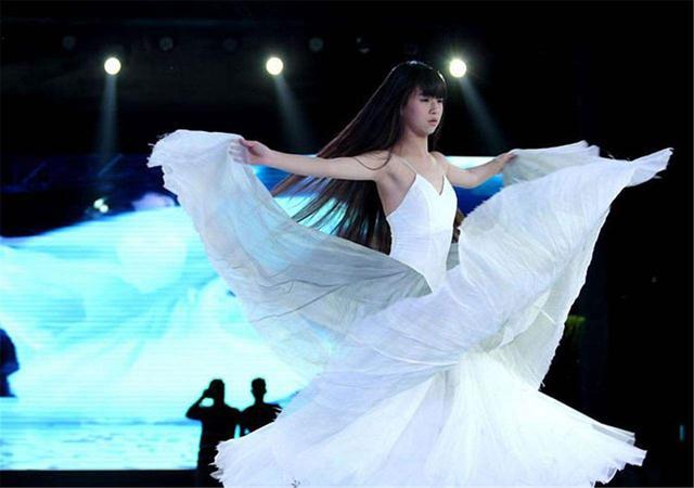 小彩旗|春晚“小彩旗”完全跑偏，杨丽萍“硬捧”无用，将一手好牌打烂？