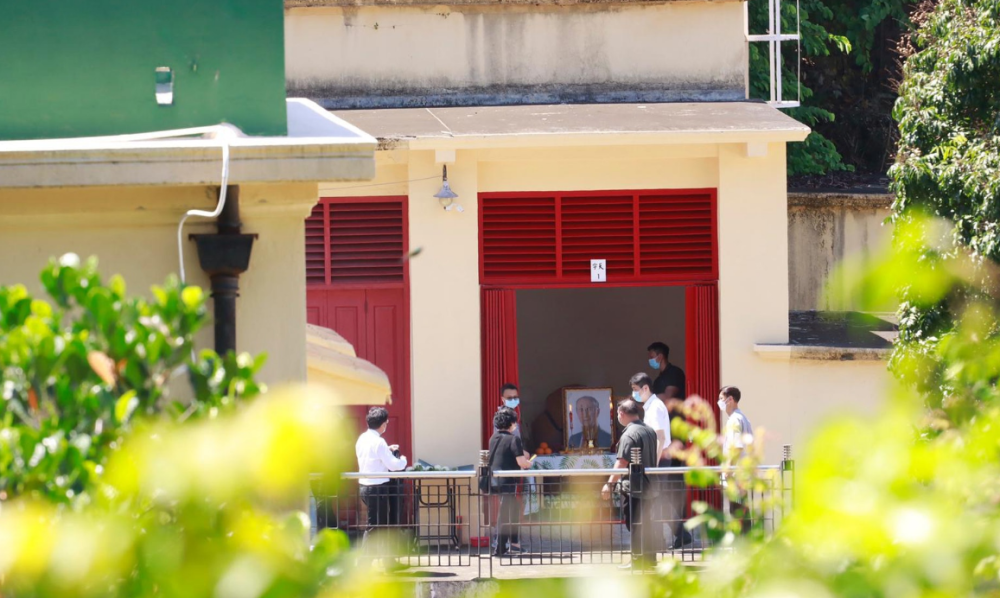 进入东华义庄后,赌王灵柩由义庄工作人员,移送到庄园的天字1号庄房