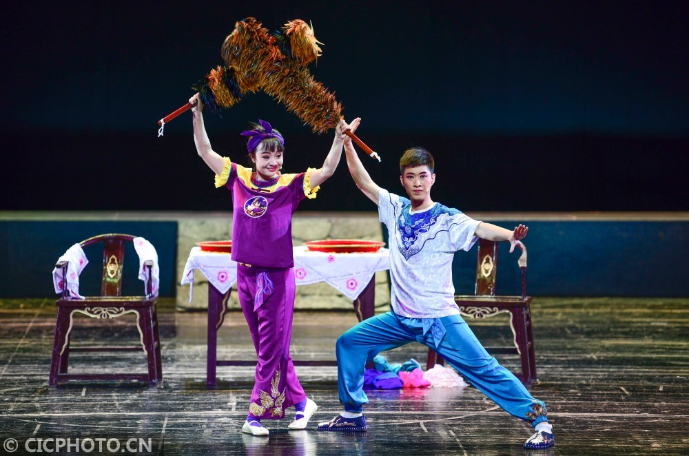 演员在二人台晚会上表演小戏《新打金钱》.cicphoto/王正 摄