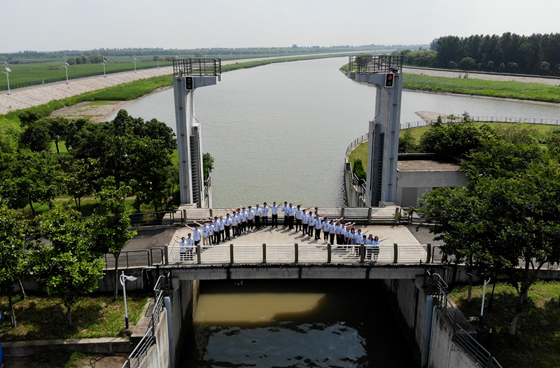 水库远离城区,偏僻又寂寞.但每一位员工都在平凡的岗位上默默坚守着.