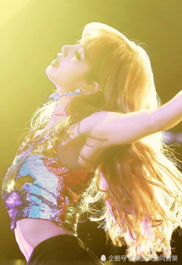 lisa跳舞有多仙?看到"小背心"下的腰:细得像美人鱼一样!