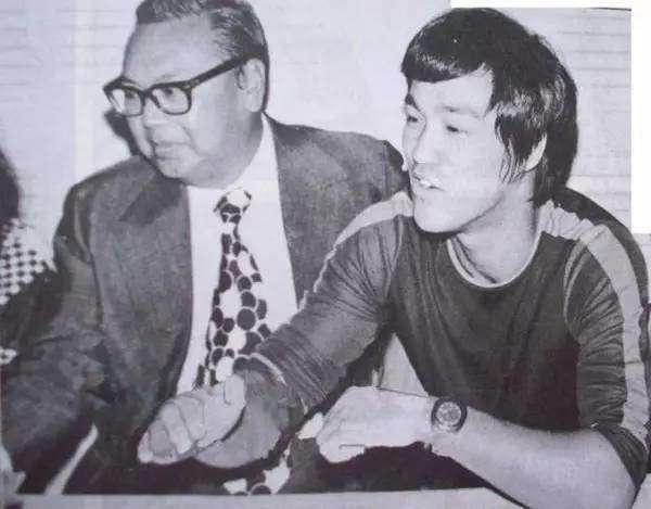 成龙|25岁时，成龙被“新义安”追杀，电联“竹联帮”大佬王羽，救救我吧