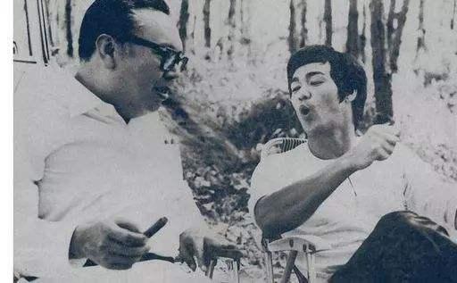 成龙|25岁时，成龙被“新义安”追杀，电联“竹联帮”大佬王羽，救救我吧