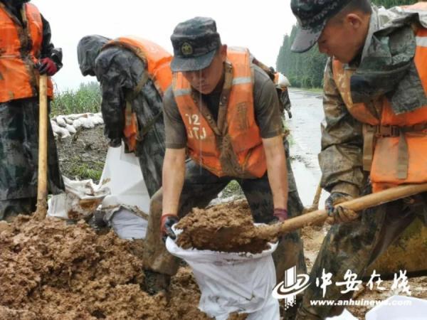 感动抗洪子弟兵满身泥泞在雨中吃午饭