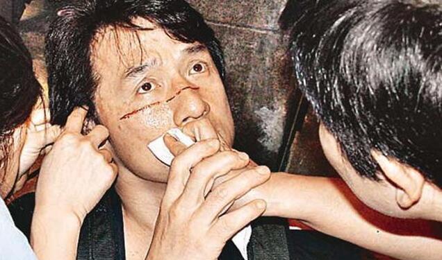 成龙|25岁时，成龙被“新义安”追杀，电联“竹联帮”大佬王羽，救救我吧