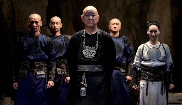 成龙|25岁时，成龙被“新义安”追杀，电联“竹联帮”大佬王羽，救救我吧