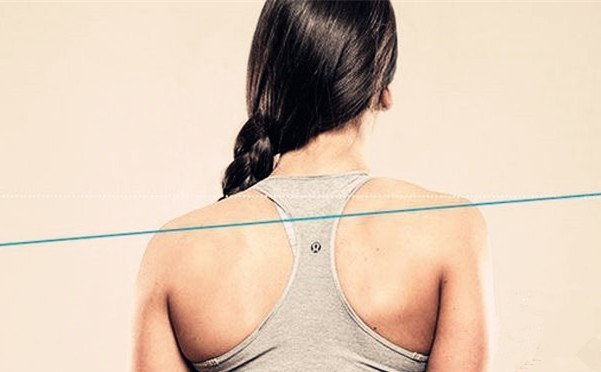 或背靠墙站立(两腿并拢,肩部放松,下颚微收),看肩峰是不是在同一条线