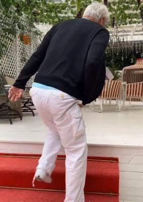 张庭老公被曝打封闭针,走路拄拐身形佝偻,与妻子像两代人