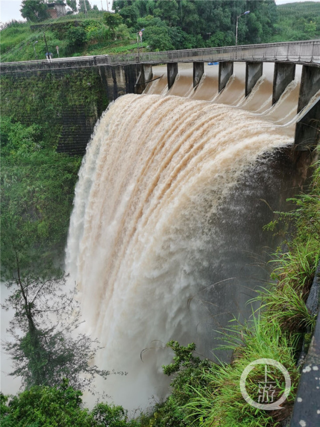 如同瀑布开州大慈水库蓄满溢洪