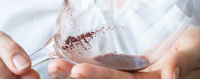 有些是大块固体酒石酸晶体,有些是单宁和其他酚类化合物的复合物.