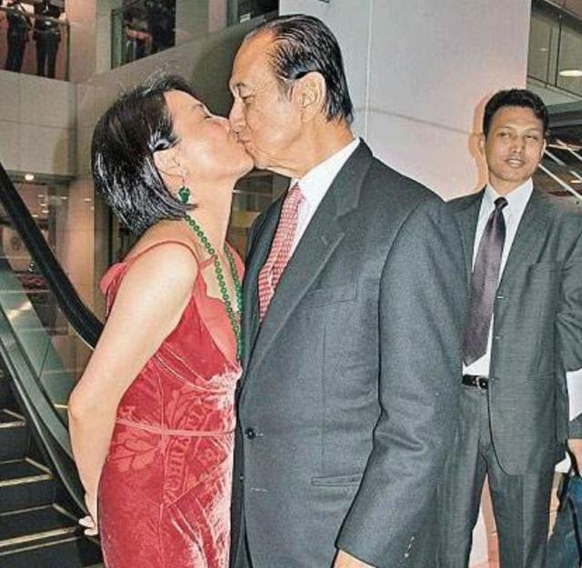 赌王四位太太年轻旧照比美:三太娇憨有福相,二太颜值很一般