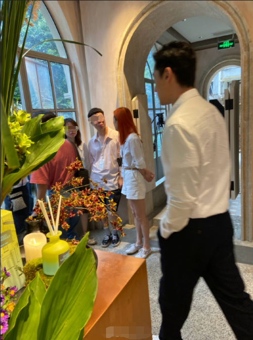 胡歌|胡歌久违营业状态爆棚，穿白衬衫手插裤兜依旧清秀帅气