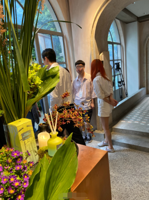 胡歌|胡歌久违营业状态爆棚，穿白衬衫手插裤兜依旧清秀帅气