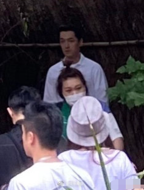 胡歌|胡歌久违营业状态爆棚，穿白衬衫手插裤兜依旧清秀帅气