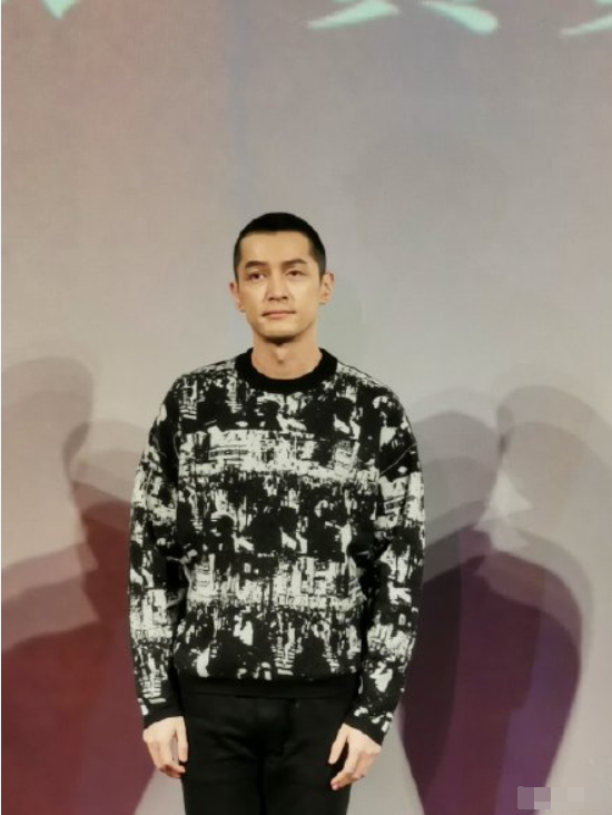 胡歌|胡歌久违营业状态爆棚，穿白衬衫手插裤兜依旧清秀帅气