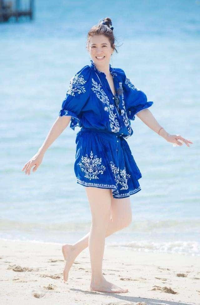 袁咏仪魅力不减当年穿黑色套装配宝石项链满满的贵妇气质