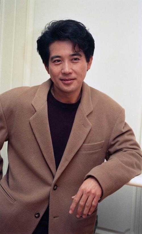 也曾经凭借《烟水寒》及《庭院深深》多次获得最佳男主