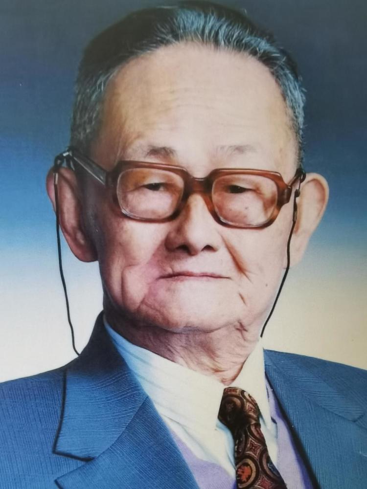 "柯召先生是享誉海内外的著名数学家,在近代数 论,组合数学等方面做出