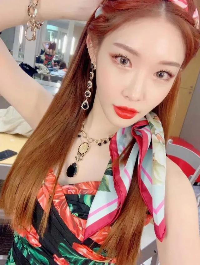 没想到金请夏从solo出道开始,居然只用了短短两年就拿下了mama大赏的